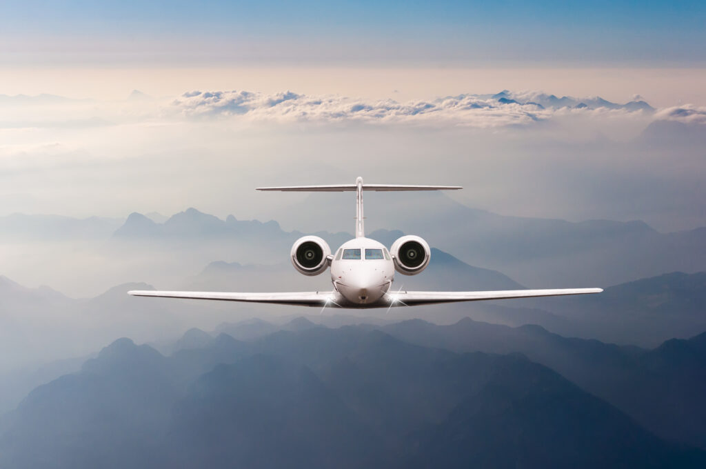 Flugzeug über den Wolken und Alpen