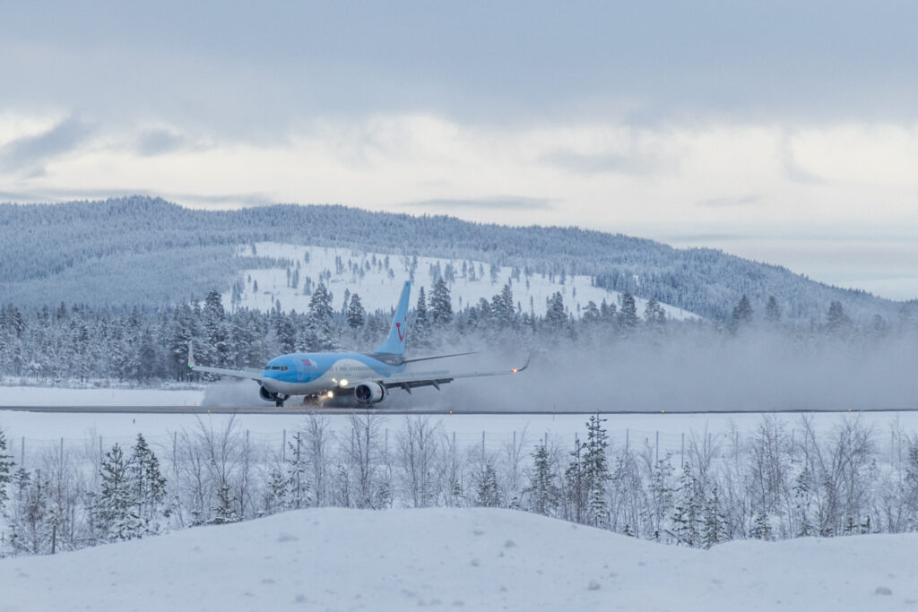 Ein Flugzeug landet auf einer Schneebedeckten Landebahn in Arvidsjaur - Schwedisch Lappland