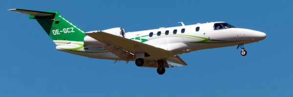 Ein Light Privatjet fliegt am blauen Himmel