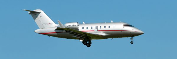 Ein Heavy Privatjet fliegt am blauen Himmel