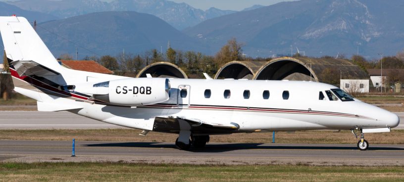 Ein Super Light Privatjet befindet sich auf der Landebahn