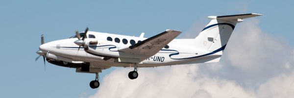 Ein Turboprop Privatjet fliegt am Himmel