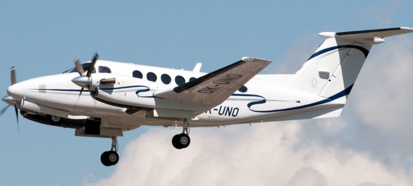 Ein Turboprop Privatjet fliegt am Himmel