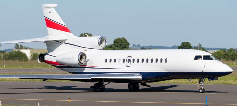 Ein Ultra Long Range Privatjet steht auf einer Landefläche