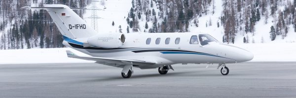 Ein Very Light Privatjet auf einer Landebahn