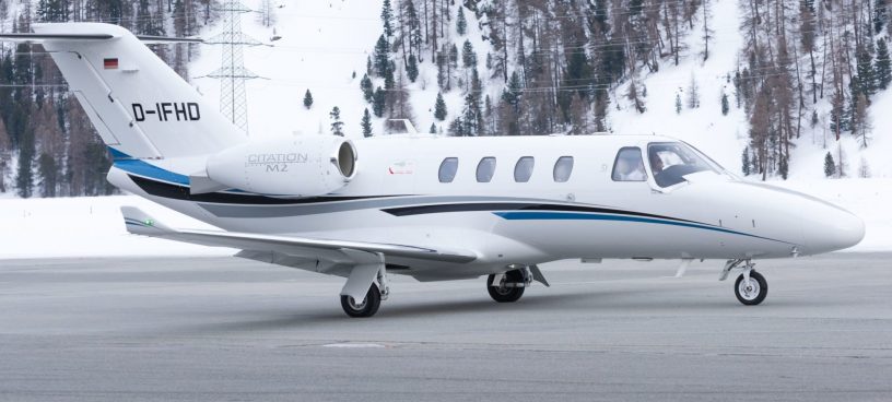 Ein Very Light Privatjet auf einer Landebahn